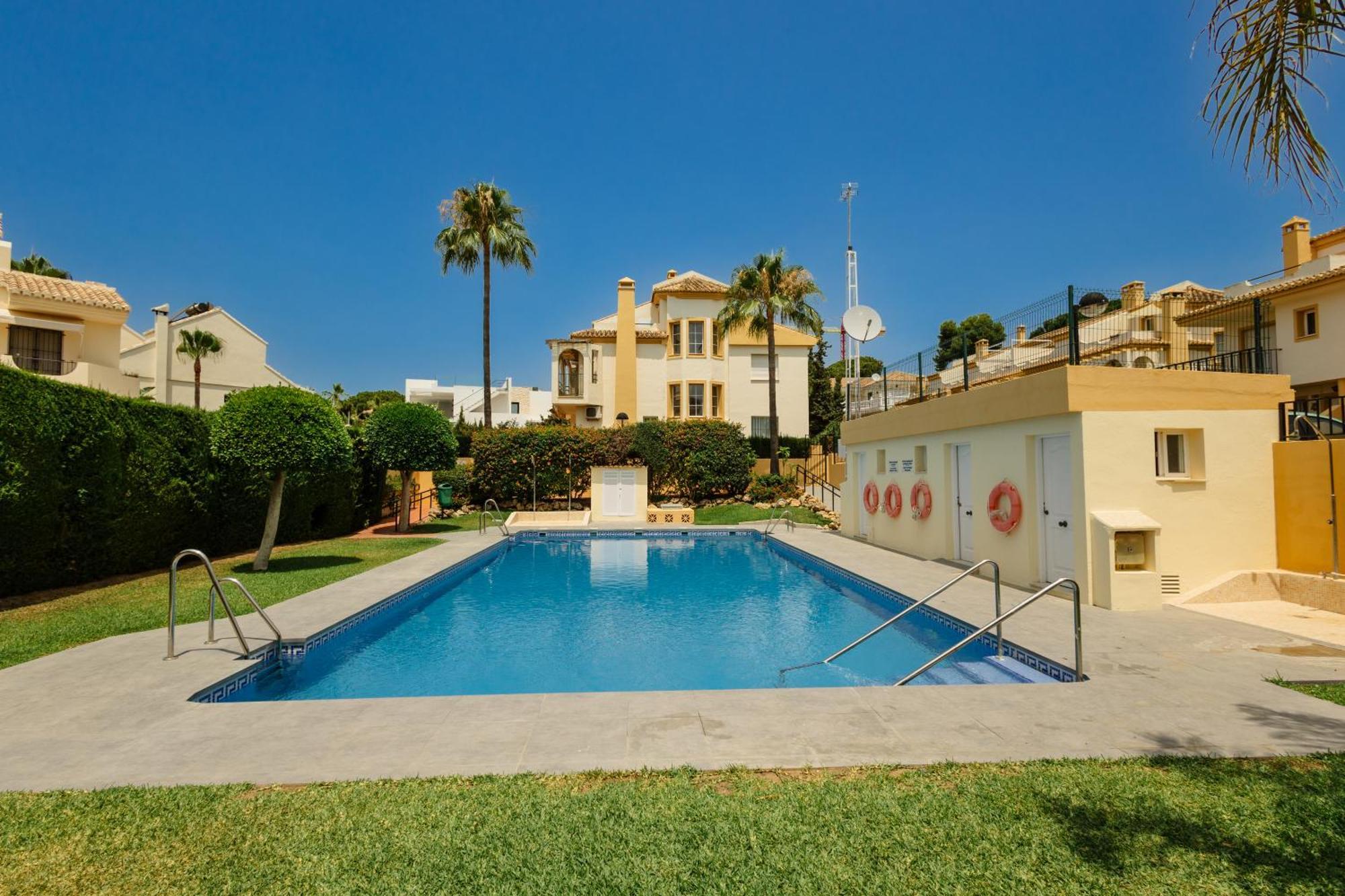 Beautiful Townhouse Walking Distance To The Beach In Costabella, Marbellac Extérieur photo